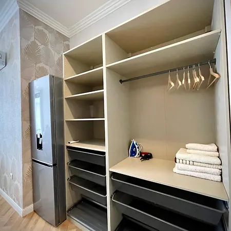 Coral Bay - Beachfront With Free Parking * Warna