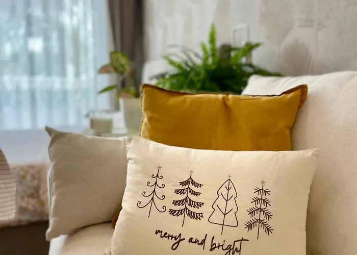 Coral Bay - Beachfront With Free Parking Warna