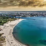 Appartamento Coral Bay - Beachfront With Free Parking