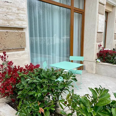 Coral Bay - Beachfront With Free Parking *