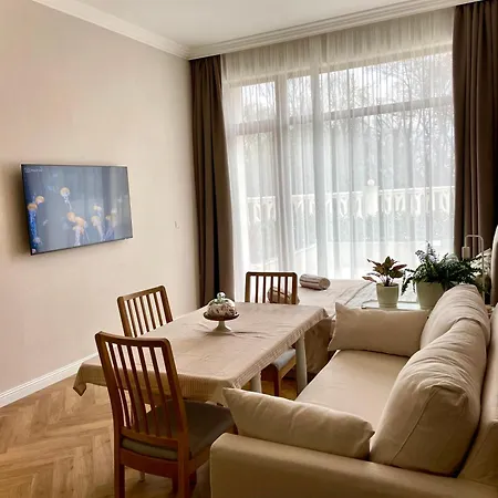 Coral Bay - Beachfront With Free Parking Warna