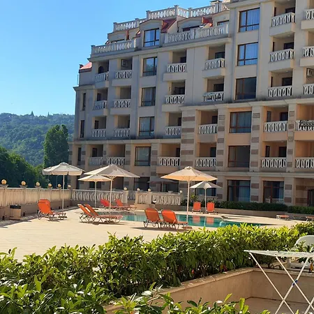 Coral Bay - Beachfront With Free Parking *