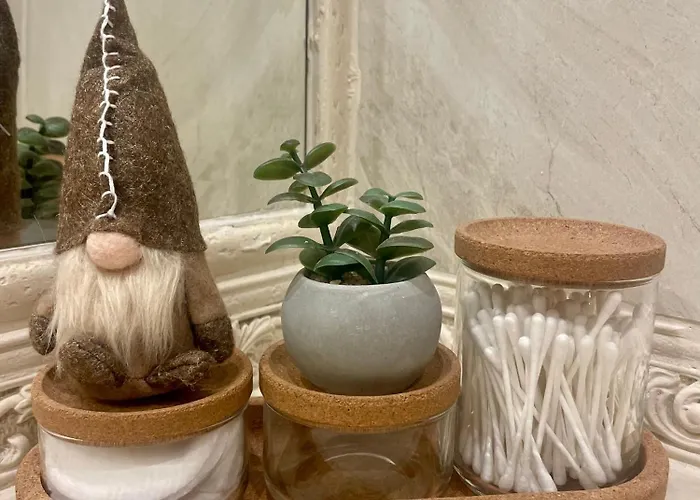 Coral Bay - Beachfront With Free Parking Апартаменты *